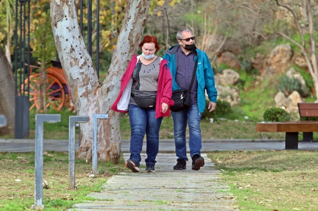 Turistler, yeni yılın ilk gününde denizin keyfini çıkardı