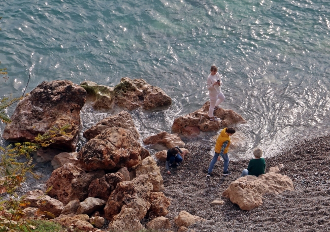 Turistler, yeni yılın ilk gününde denizin keyfini çıkardı