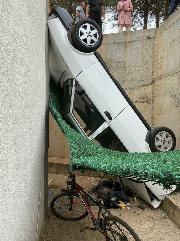 El freni çekilmeyen park halindeki otomobil 5 metre yükseklikten düştü