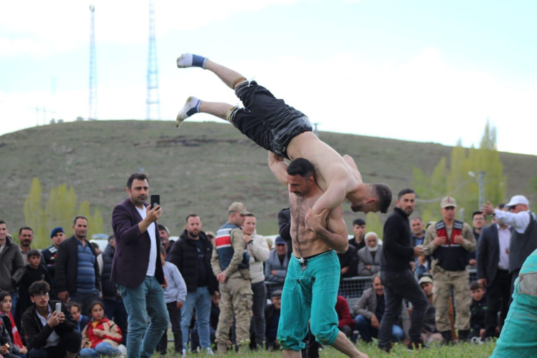Kars'ın Sarıkamış ilçesinde Karakucak güreşleri nefesleri kesti