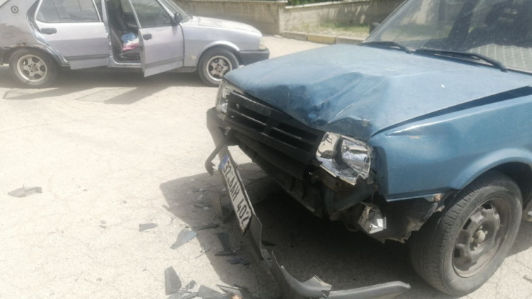 Isparta'da iki otomobilin çarpıştığı kazada 2 kişi yaralandı