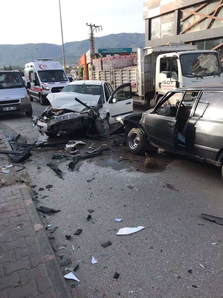 Tokat'ta virajı alamayan araç karşı şeritten gelen otomobile çarptı