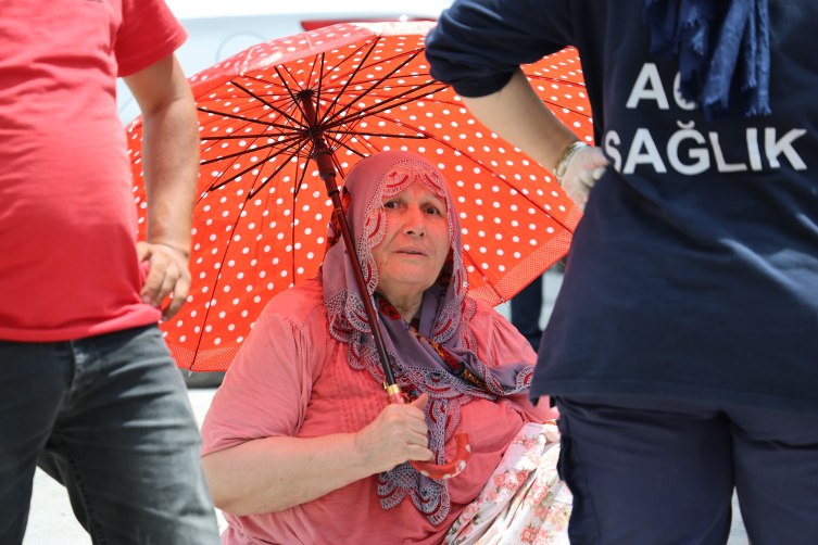 Adana'da depoda çıkan yangın eve sıçradı: Mahsur kalan 4 kişi kurtarıldı