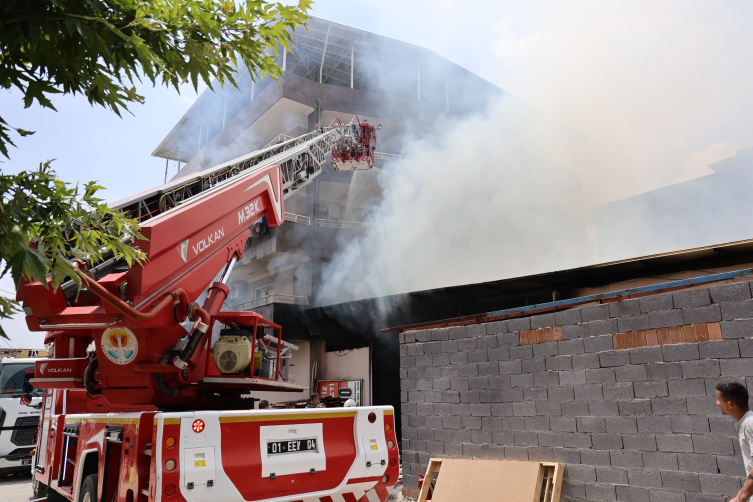 Adana'da depoda çıkan yangın eve sıçradı: Mahsur kalan 4 kişi kurtarıldı