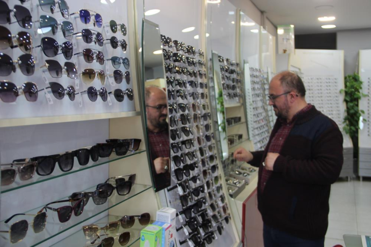 Erzurum'da "askıda gözlük" uygulaması başlatıldı