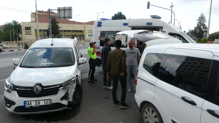 Malatya'daki trafik kazasında 2 polis memuru yaralandı