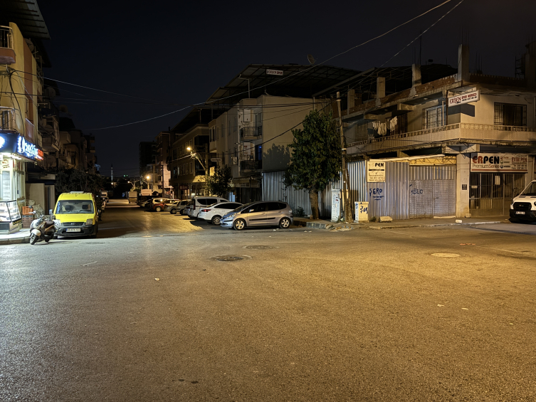 İzmir'de hafif ticari araçla motosiklet çarpıştı