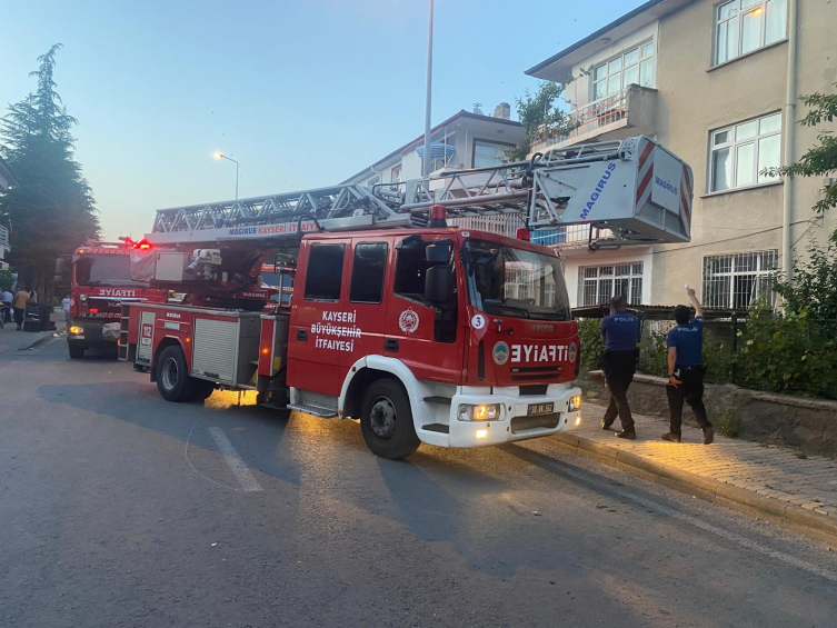 Kayseri'de bir genç evde yangın çıkardı, 4 kişi dumandan etkilendi