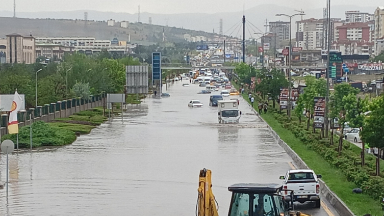 Ankara'da sağanak sele döndü: Metro seferleri durduruldu