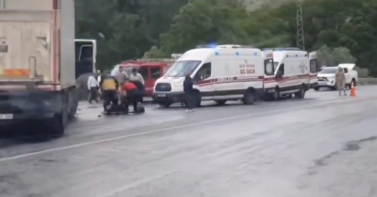 Yolcu otobüsü tırla çarpıştı: 2 ölü, 30 yaralı