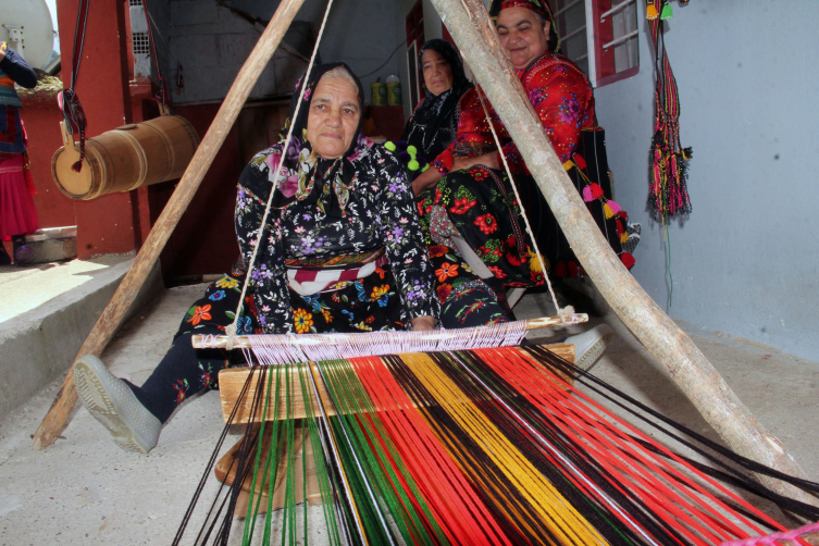 Asırlık el dokumaları yaşatılmaya devam ediyor