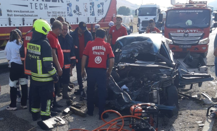 Mersin'de 2 servis aracı ve otomobil çarpıştı: 2 ölü, 35 yaralı
