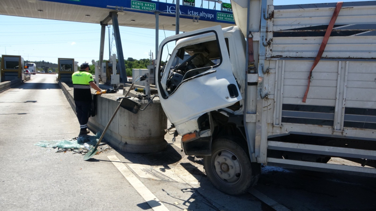 Çekmeköy gişelerde beton bariyere çarpan kamyonetteki 3 kişi yaralandı