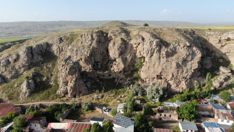 Sivas'ta 4 bin yıllık 'apartman'ın turizme kazandırılması bekleniyor