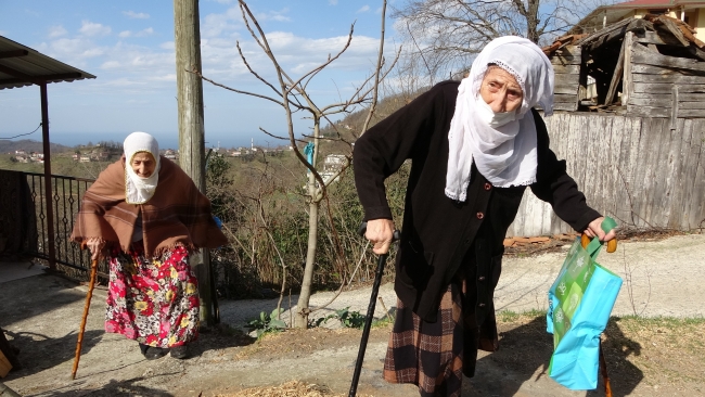 Ordu'nun ikiz nineleri aşı oldu