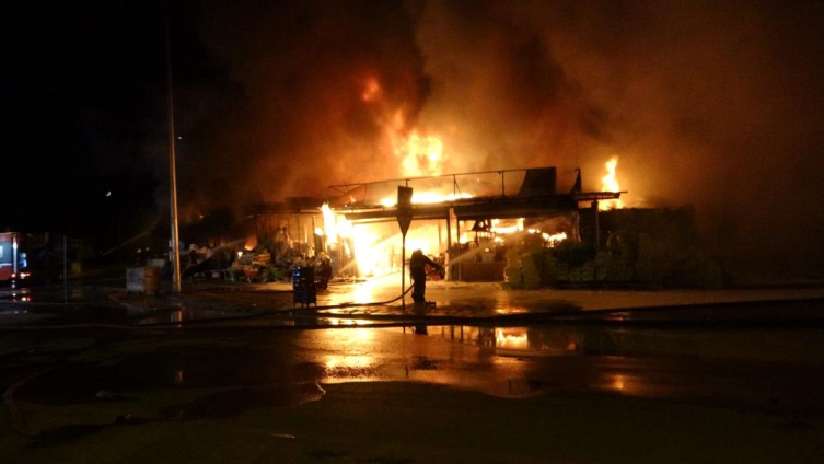 Malatya'da prefabrik iş yerlerinde yangın: 25 iş yerinde hasar oluştu