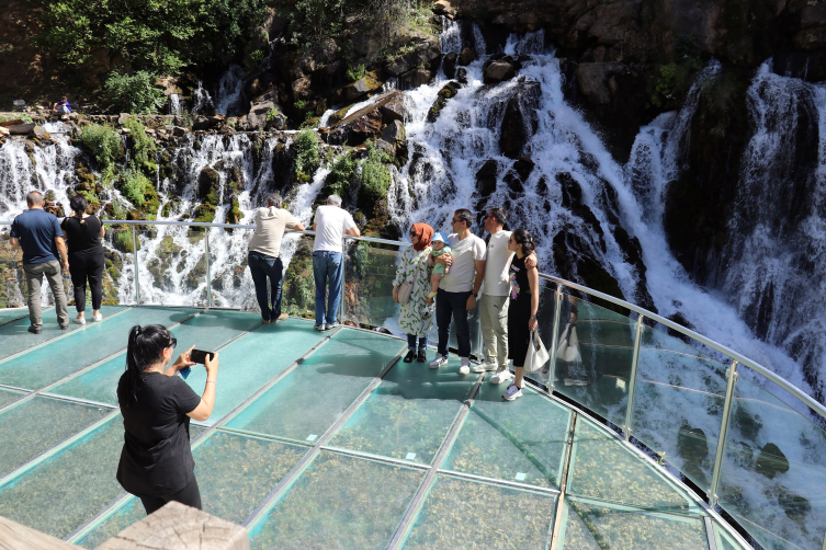 Gümüşhane'nin doğa harikası Tomara Şelalesi sıcak günlerin serin kaçamağı oldu