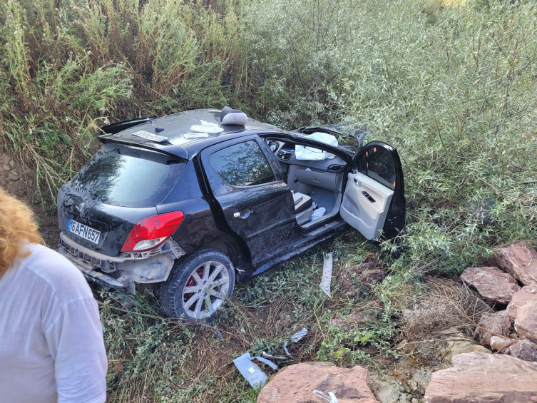 Çorum'da dere yatağına devrilen otomobildeki yaralılar insan zinciriyle kurtarıldı