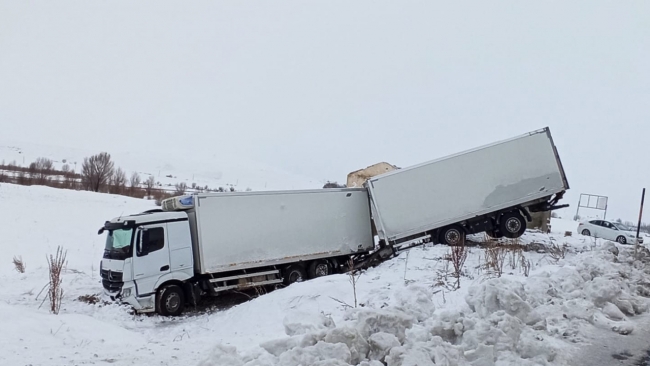 Ağrı'da yolcu otobüsü devrildi: 2 yaralı