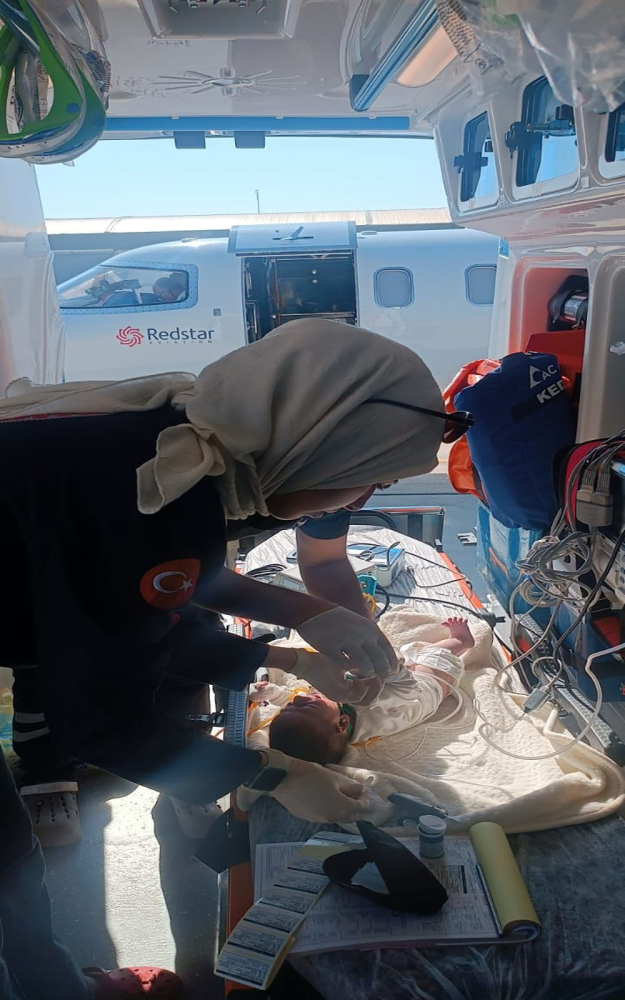 Ambulans uçak 44 günlük bebek için havalandı