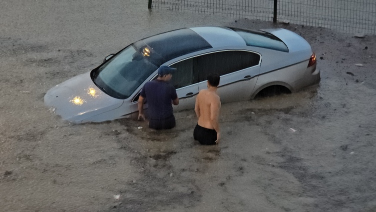 Karabük’te sağanak: Yollar göle döndü