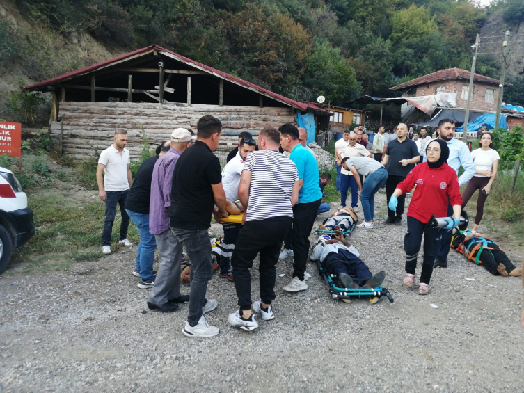 Tokat'ta fındık işçilerini taşıyan minibüs devrildi