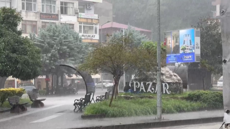 Rize'de sağanak sonrası cadde ve sokaklar göle döndü