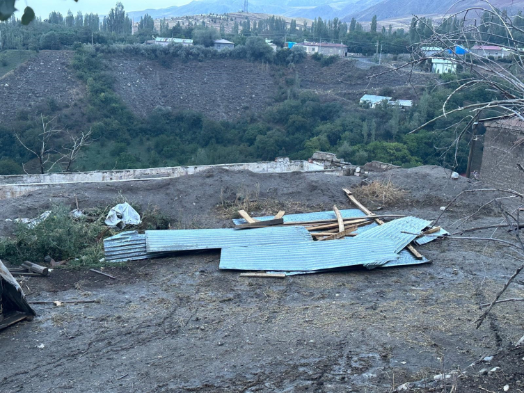 Kars'ta şiddetli rüzgar çatıları uçurdu