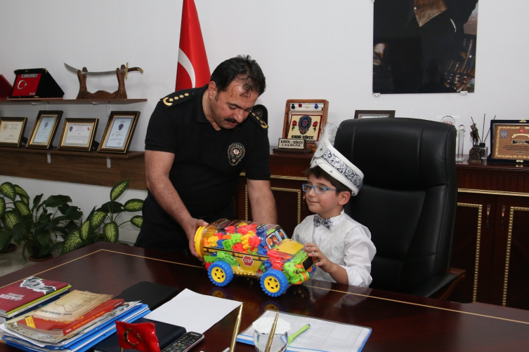 Merhum polisin oğlu sünnetinde unutulmadı