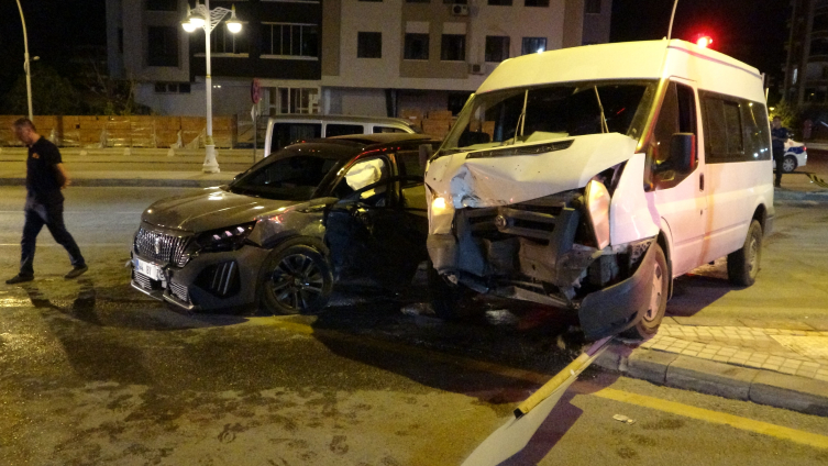 Malatya'da trafik kazası:  1'i polis 4 kişi yaralandı