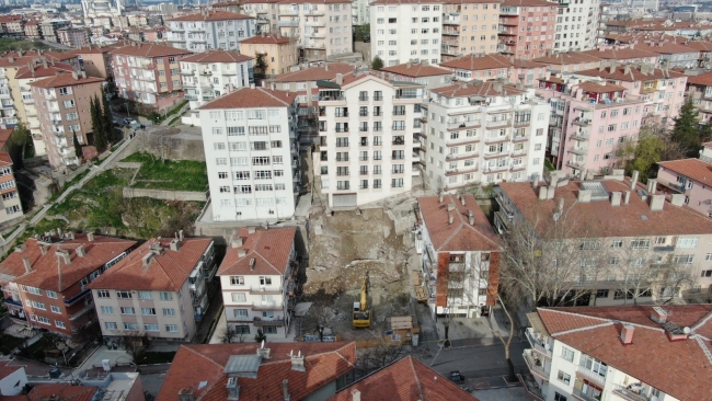 Ankara'da temeli kayan bina yıkılıyor