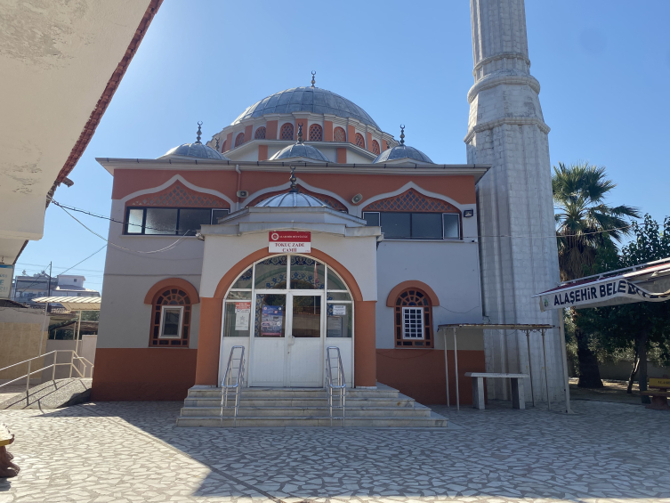 İmama tabure ile vurdu, cemaat vantilatör ile kovaladı