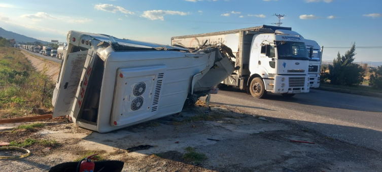 Manisa'da tır minibüse arkadan çarptı