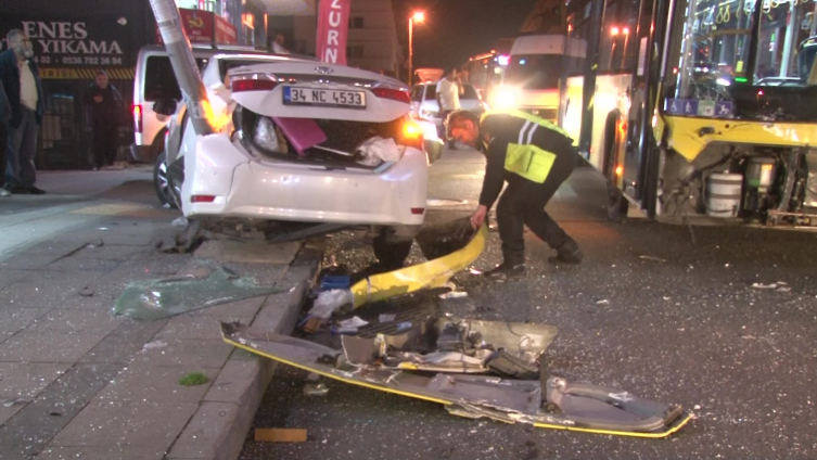 Ataşehir’de İETT otobüsü ile otomobil çarpıştı: 4 yaralı