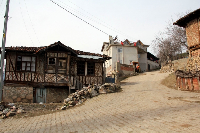 Buzağı ölümlerini önlemek için ahırına kamera sistemi kurdu