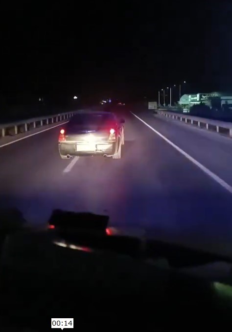 Yenidoğan bebeğin bulunduğu ambulansa yol vermedi