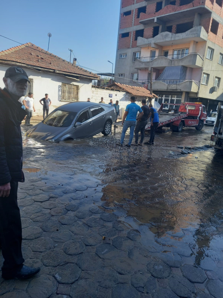 İçme suyu hattı patladı, otomobil çukura düştü