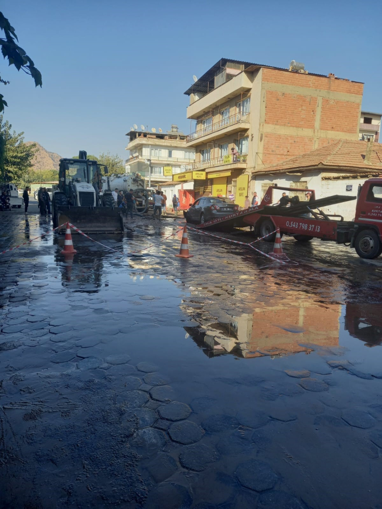 İçme suyu hattı patladı, otomobil çukura düştü