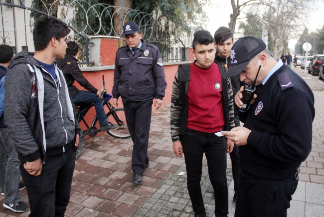 Adana polisinden okul önü uygulaması