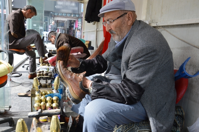 67 yıldır ayakkabı boyuyor