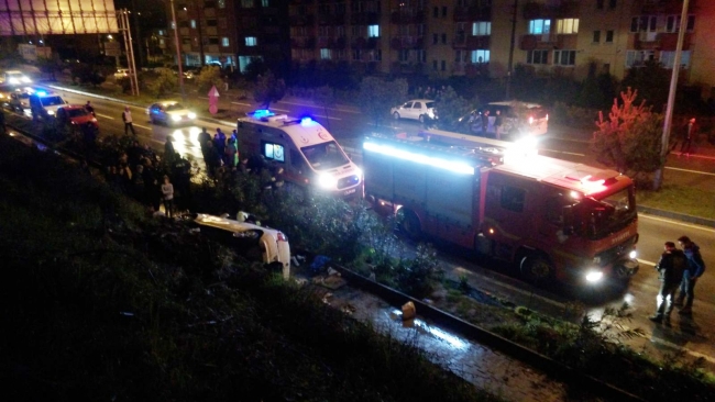 Otomobil bariyerleri aşıp 20 metre yükseklikten düştü