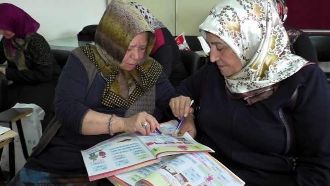 84 yaşındaki Hacer Büyükyapıcı okuryazarlık seferberliğine katıldı