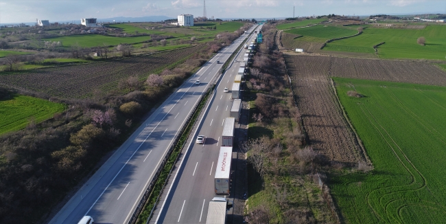 Sınır kapısında kilometrelerce tır kuyruğu devam ediyor