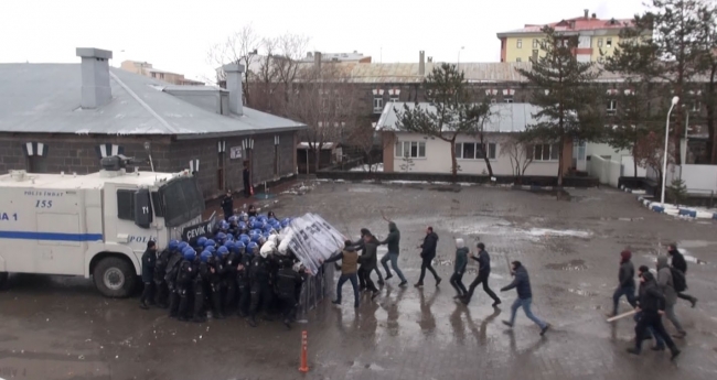 Çevik Kuvvet’in yağmur altında tatbikatı nefes kesti