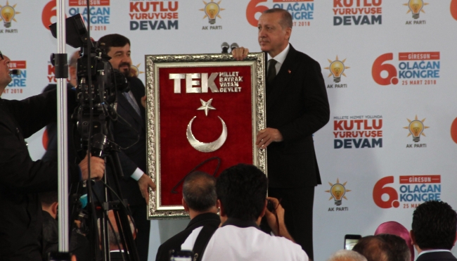 Cumhurbaşkanı Erdoğan'ı askeri kamuflaj ve asker selamıyla karşıladılar