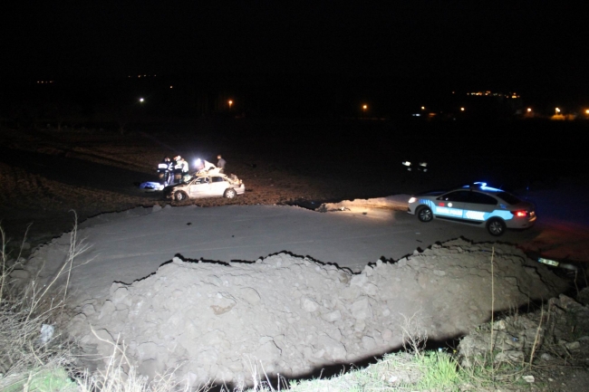 Polis ve askerlerin bulunduğu otomobil şarampole yuvarlandı