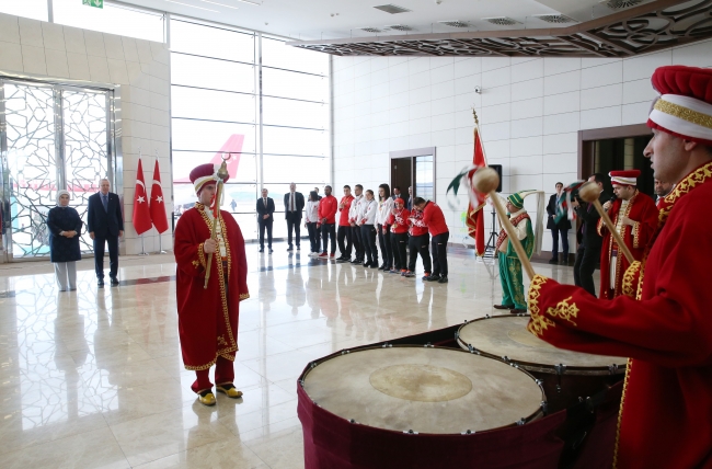 Cumhurbaşkanı Erdoğan'a otizmli öğrencilerden mehteranlı karşılama