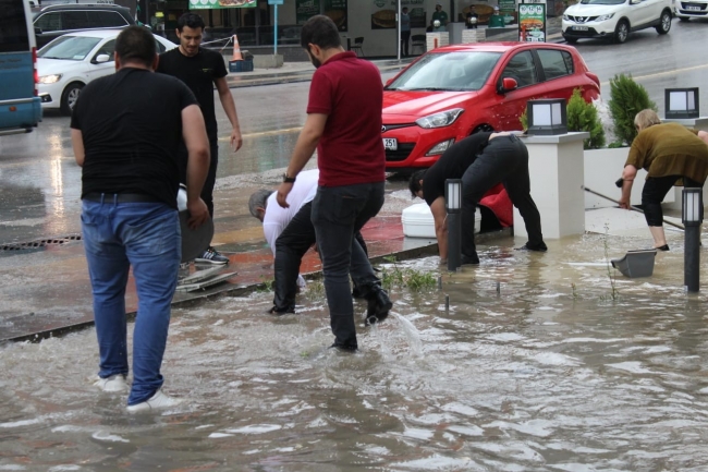 Ankara'da sağanak: Bazı iş yerlerini su bastı