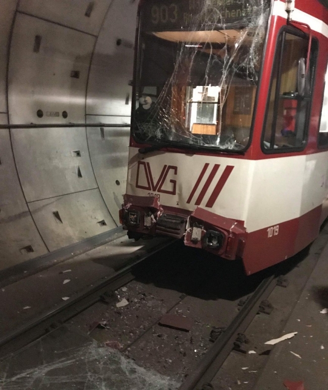 Almanya'da iki metro çarpıştı: 35 yaralı