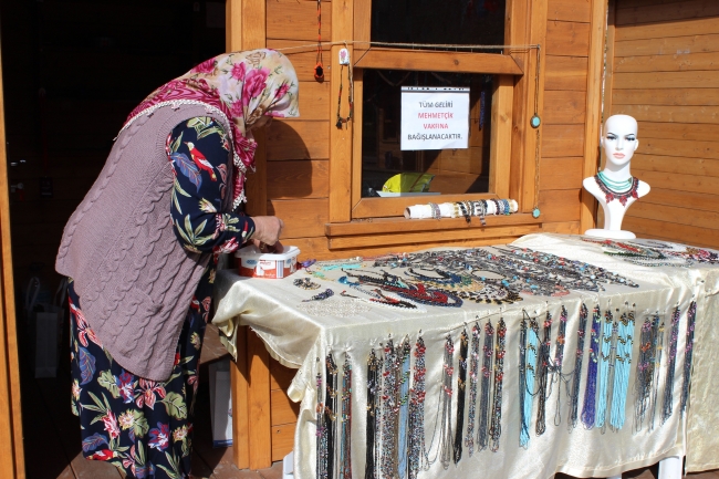 Boncuk işleyerek kazancını Mehmetçiğe gönderdi